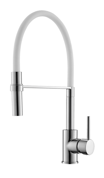 Emma Küchenarmatur mit weißem Flexschlauch und glänzendem Metallkörper – modernes Design trifft auf funktionale Frische in der Küche.